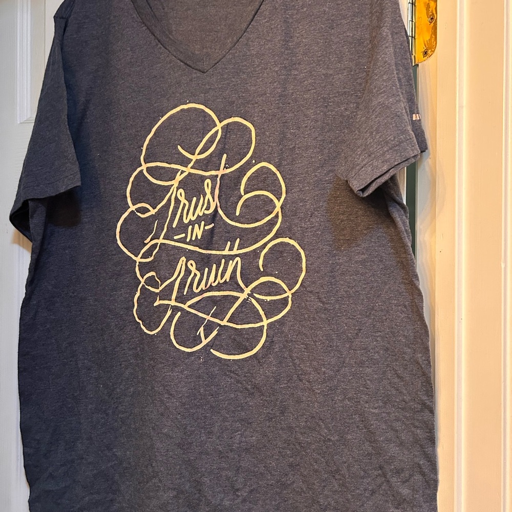 ☀️3/$10☀️ Bella Canvas “Trust in Truth” heather Gray Short Sleeve Tee large